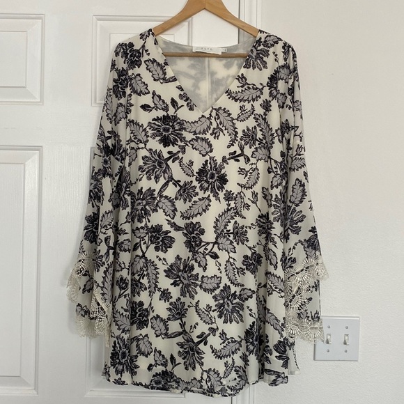 NWOT ASTR The Label mini dress with v-neck and statement sleeves. - Picture 1 of 16